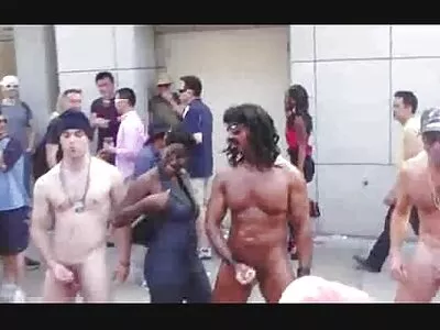 A raposa de cabelos curtos está sendo fodida com força vídeo pornô brasileiro mulher transando por um cara mais velho