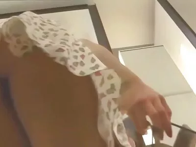 Jenna Sativa curtindo uma ótima foda lésbica no vídeo de pornô mulher transando com cachorro chuveiro
