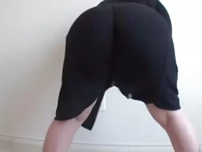 Mulher bonita gosta de filme pornô dois homens sexo casual