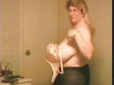 Dixie Lynn chupa um pau duro enquanto é fodida videos gordinhas fazendo sexo por outro