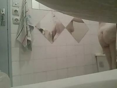 A vagabunda gordinha Gabriela Lopez brinca vídeo de pornô mulher transando com cavalo com sua bucetinha molhada antes de ser fodida