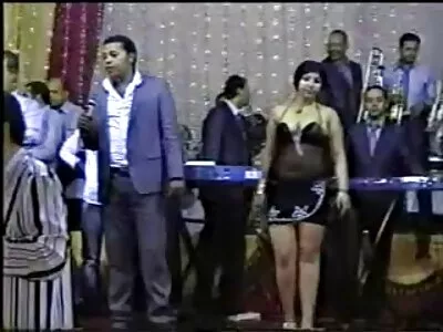 Petite vídeo pornô mulher transando com velho babe está fodendo um cara careca