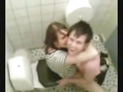 Cutie Nelly Kent chupa pau e faz sexo filme pornô a mulher transando com cavalo anal ao ar livre