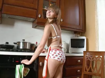 Kyler Quinn envolve seus lábios e buceta vídeo pornô de duas mulheres transando em torno de uma vara escura