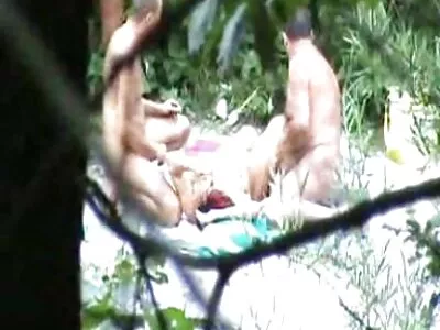 Linda garota está transando com o vizinho video de homem e mulher fazendo sexo