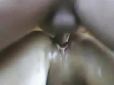 Mulher sexy está divertindo o amigo do vídeo pornô homem fazendo sexo com mulher marido