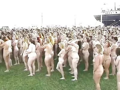 As vixens vídeo de pornô dois homens selvagens Zazie Skymm e Liv Revamped lambendo e fechando os punhos na cama