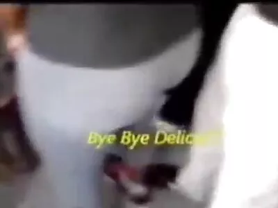 Dona de casa vídeo pornô transando com mulher asiática com seios naturais se masturba na sala de estar