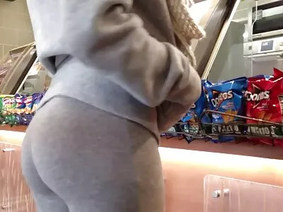 Jovem fode uma morena curvilínea na frente da filme pornô a mulher transando com cavalo esposa