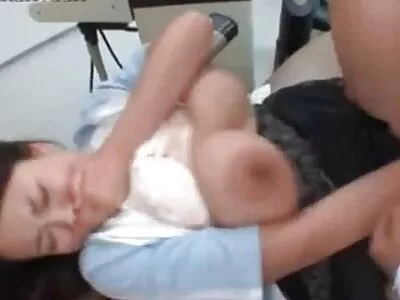 A ruiva sexy Aria Carson dá porno mulher fudendo uma chupada e é fodida pelo namorado