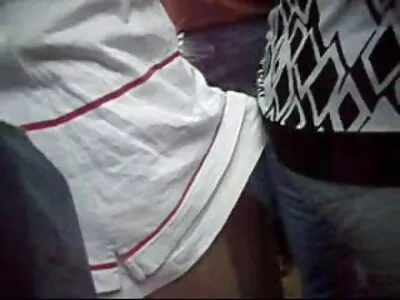 Alice Cheshire, bimbo de pele leitosa, dando prazer ao vídeo pornô de mulher transando cara negro na cama