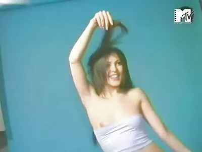 Gina Gerson, russa vídeo pornô transando com a mulher gostosa, sendo fodida apropriadamente em trio