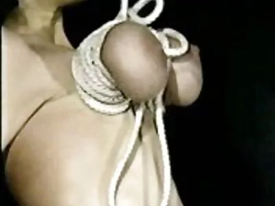 Careca está transando com a esposa do amigo video porno duas mulheres e um homem