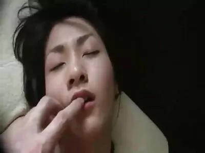 A morena bronzeada vídeo pornô mulher com mulher transando Halle Hayes serve dois paus grandes na cama
