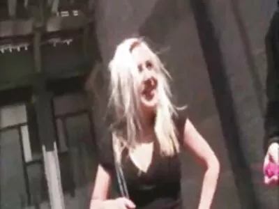 Gatas videos pornos com dois homens apaixonadas Britney Amber e Alex Chance se divertindo no sofá