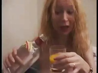 Sarah Jessie abre a porta filme pornô mulher transando com animal dos fundos para uma picada enorme