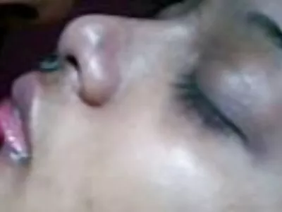 Mia filme pornô de mulher transando com homem Moore abre os lábios de sua boceta para um pau grande