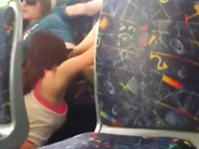 Gata peituda foi fodida em vídeo de pornô de mulher com mulher uma van