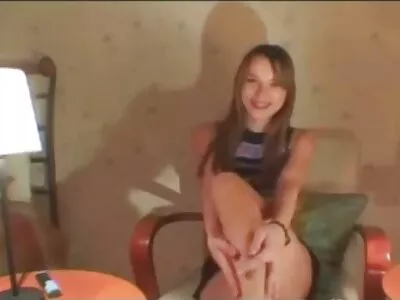 Senhora adorável está fazendo um filme pornô de mulher pelada transando vídeo pornô
