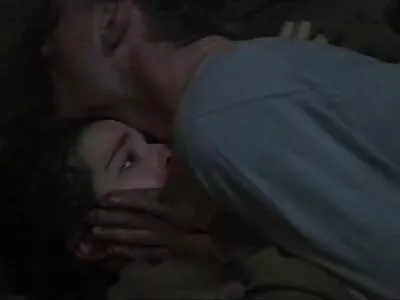 Adolescente ruivo Abbey Rain vídeo pornô de mulher transando com jumento chupa e fode um pau duro ao ar livre