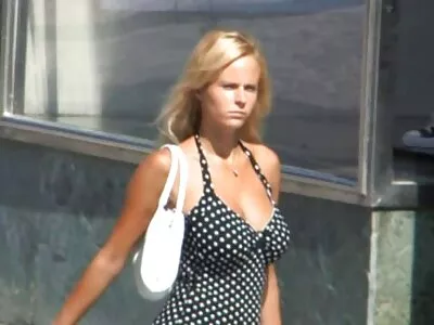 A dona de casa gostosa é uma vídeo pornô mulher transando com jumento dona de casa perfeita