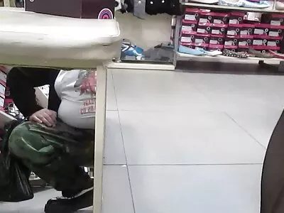 Stoya é uma babá safada filme pornô mulher transando com dois homens