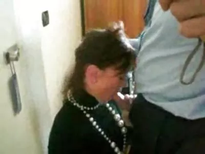 Nerdy babe quero ver vídeo de pornô de mulher com mulher está aprendendo uma lição importante