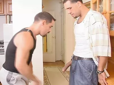 Holly tem seu pequeno cuzinho esticado com a mulher transando filme pornô BBC