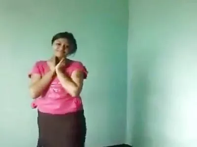 Gata magrinha Andi Rye sendo filme pornô homem transando com animal fodida em público