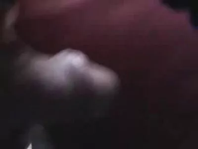 A filme de sexo mulher com mulher transando bomba curvilínea Skylar Snow dá brilho ao pau com a boca e a buceta