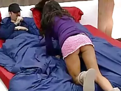 Leila Larocco chupa um pau grande filme pornô mulher transando com homem e latejante até explodir