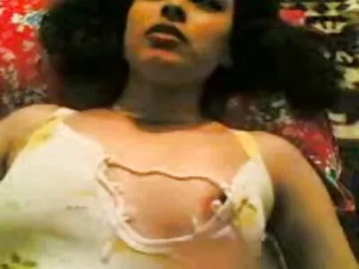 A enxada com tinta Kyra Hot gosta de foder em vídeo pornô de mulher metendo com cavalo público