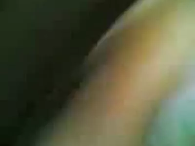 A prostituta magrela Sky Pierce chupa e fode um grande filme de pornô de cavalo com mulher carnudo shlong no sofá