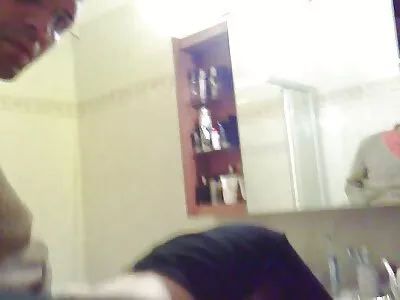 A garota do vídeo pornô homem transando com homem escritório está chupando pau