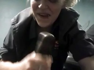 Cabelos pretos vídeo pornô dois homens maduros com tetas naturais grandes e mamas e se masturba na cama