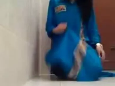 A bela bronzeada August Ames fica com óleo filme pornô homem transando com animal e profundamente fodido