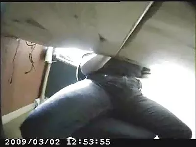 Morena sexy esfregando vídeo pornô mulher transando no banheiro um pau duro