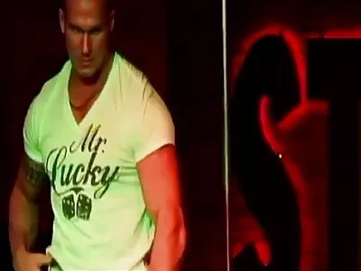 Mulher loira gosta filme pornô com dois homens de sexo anal gentil