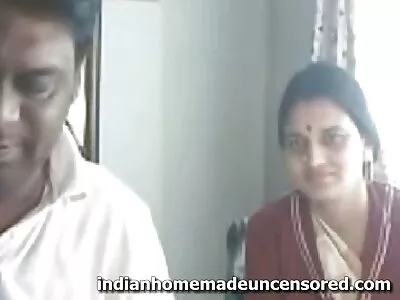 Adolescente de peitinho está prestes vídeo pornô de mulher transando com homem a gozar