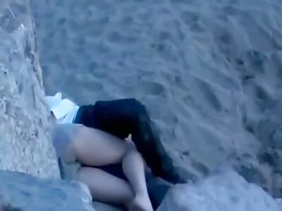 Gata gostosa está chupando pau como um vídeo pornô mulher fazendo sexo louco
