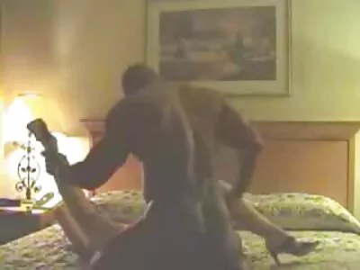 Duas mulheres filme pornô mulher transando com animal maduras fervilhantes compartilhando cara jovem na cama