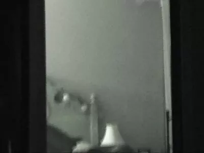 Gata de cabelos ondulados Kendall dando prazer ao negro na sala de estar quero assistir filme de sexo mulher transando