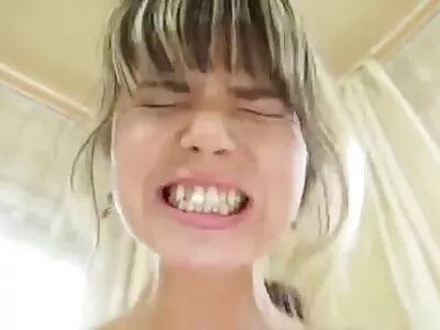 Petite Danni Rivers chupa pau grande e fode vídeo pornô mulher transando com mulher no banheiro