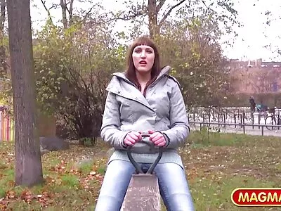Petite vídeo de pornô mulher transando com homem babe ganhou um presente especial