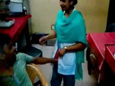 MILF tesão com óculos pula no vídeo pornô de mulher pelada fazendo sexo pau de Bambino