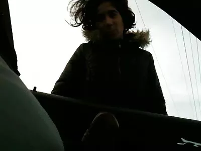 A deslumbrante garota filme pornô cachorro transando com mulher asiática Miko Sinz bateu no sofá de couro