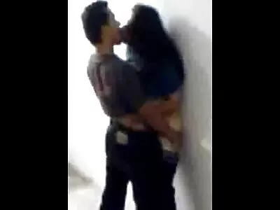 As lindas adolescentes vídeo pornô mulher transando com dois Skylar Snow e Sloan Harper foram punidas e fodidas por seus pais