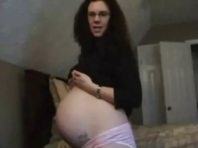 Linda, gata de vídeo pornô com dois homens ébano está transando com sua amiga