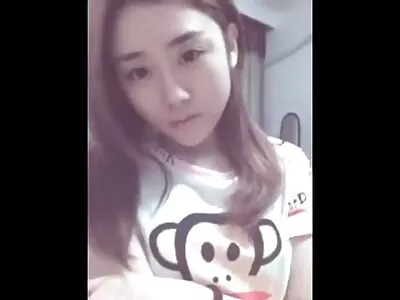 Loira bonita envolve os lábios e a buceta vídeo pornô mulher transando com boi no pau do vizinho