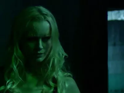 MILF de cabelos compridos fode vídeo pornô de mulher transando com mulher o enteado no quarto do hotel